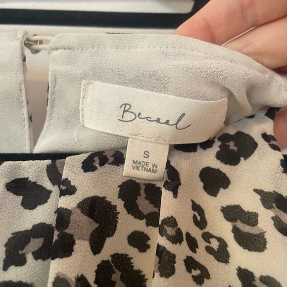 Leopard print top with keyhole opening and front-tie detail - Picture 5 of 5